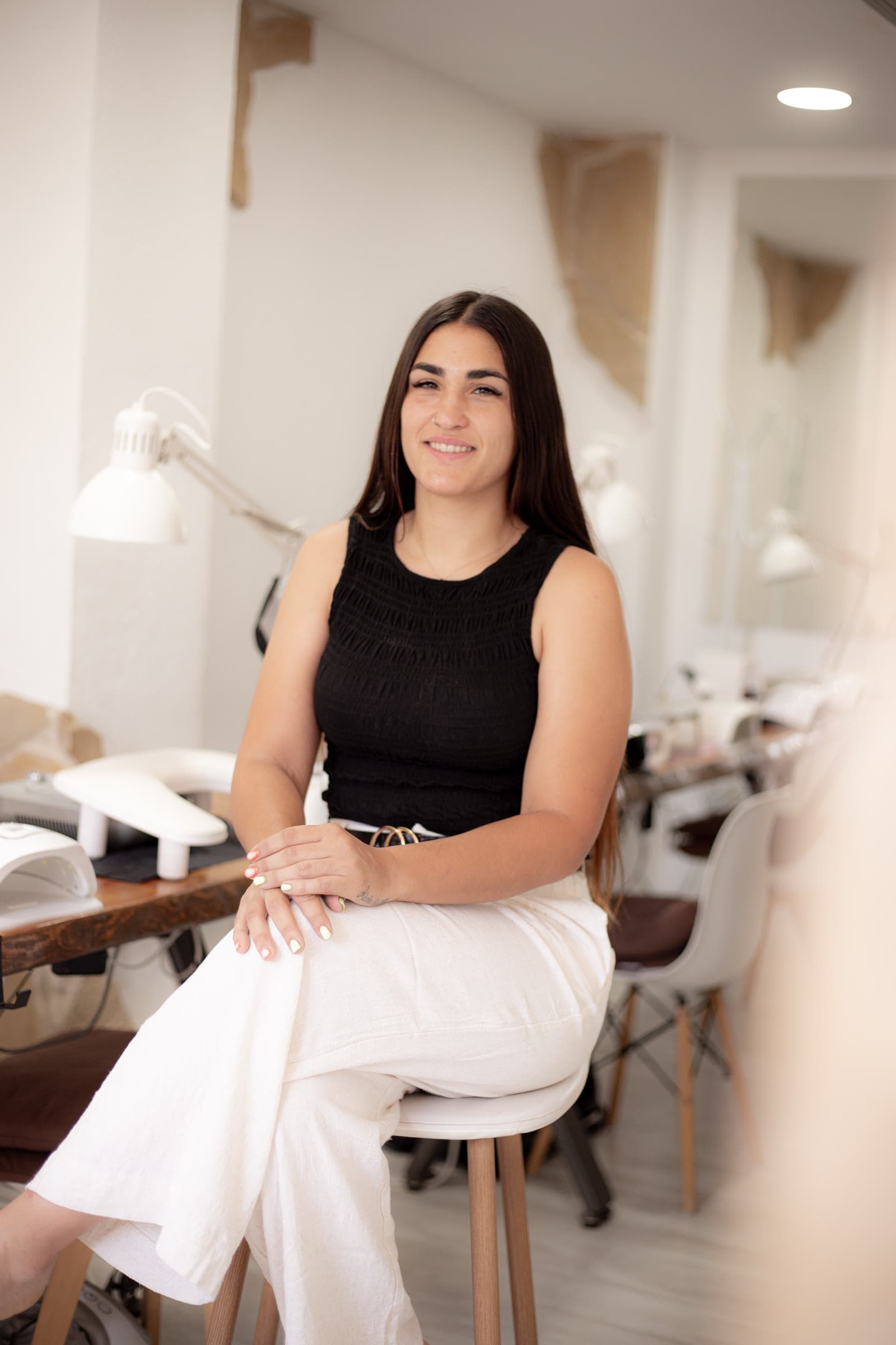 Marta atendiendo en su centro de estética Adara Essence
