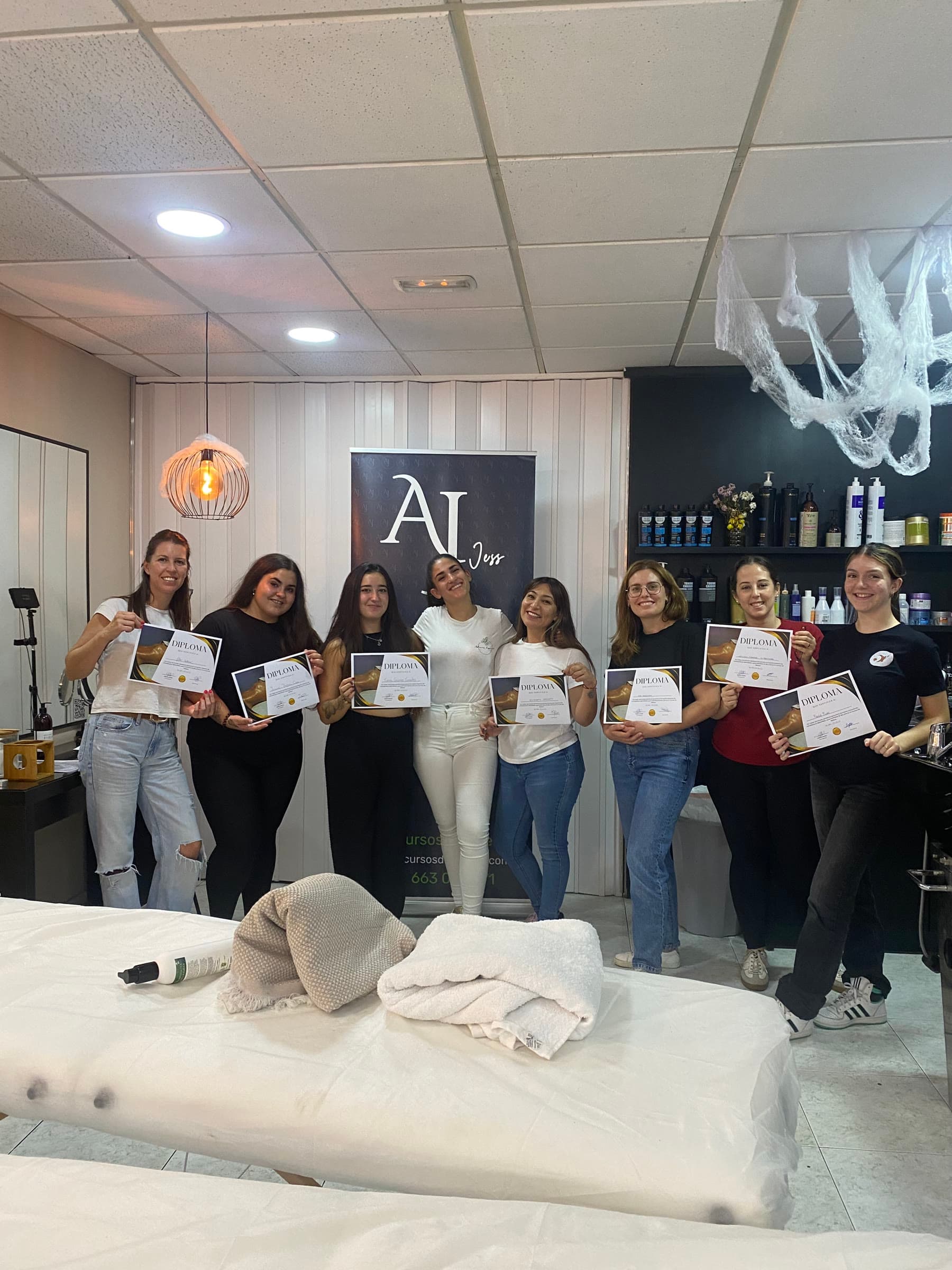 Un grupo de profesionales de la estética con sus diplomas tras una formación